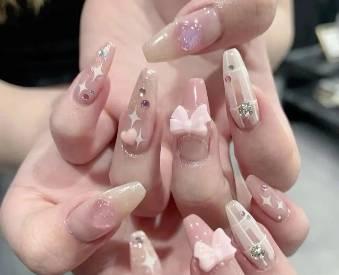 ネイル マグネットネイル ピンク ネイルチップ 冬ネイル クリスマス ハンドネイル Lee Nailsのネイルデザイン
