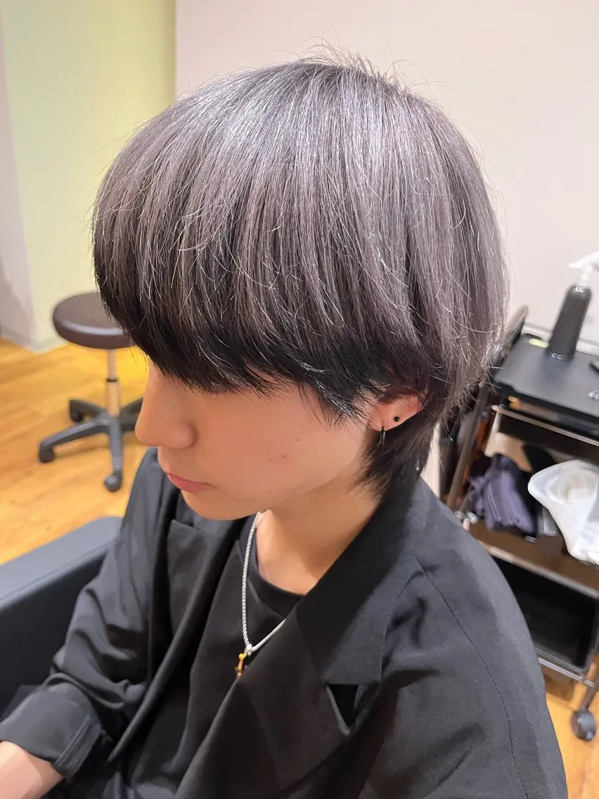 ショート カラー 黒髪 ブリーチ シルバー 松下 詩恵里のヘアスタイル