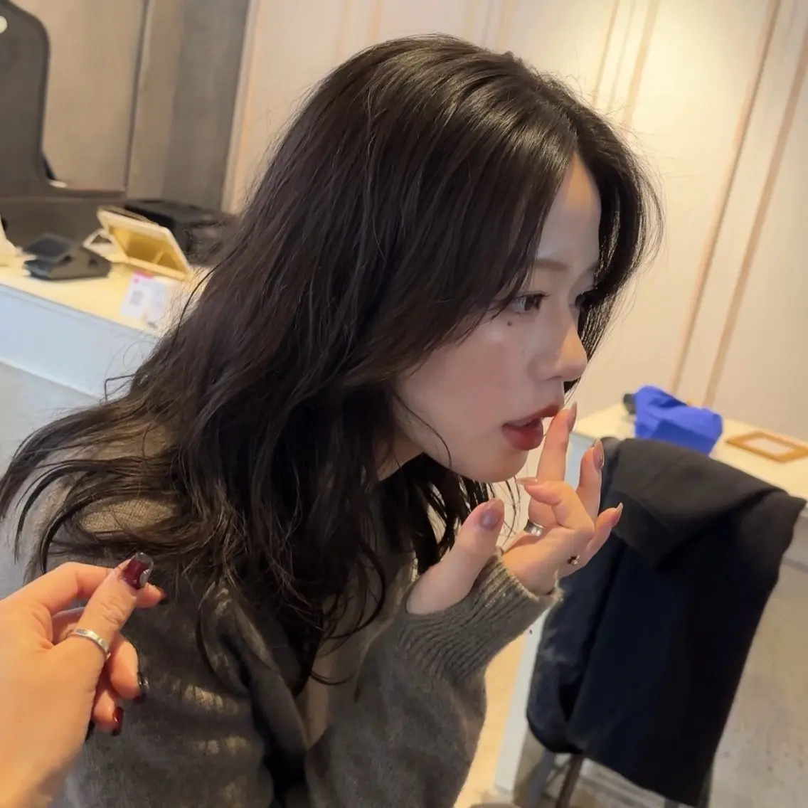 ミディアム カラー カット ヘアカラー おしゃれハイトーン 💗AKARIのヘアスタイル