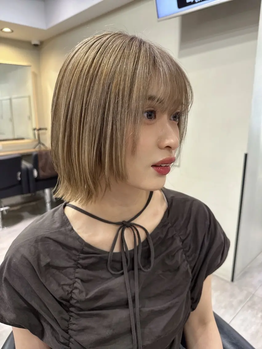 ミディアム カラー ボブレイヤー ボブ レイヤーカット ヘアカラー RIEブリーチ& エクステ特化型のヘアスタイル