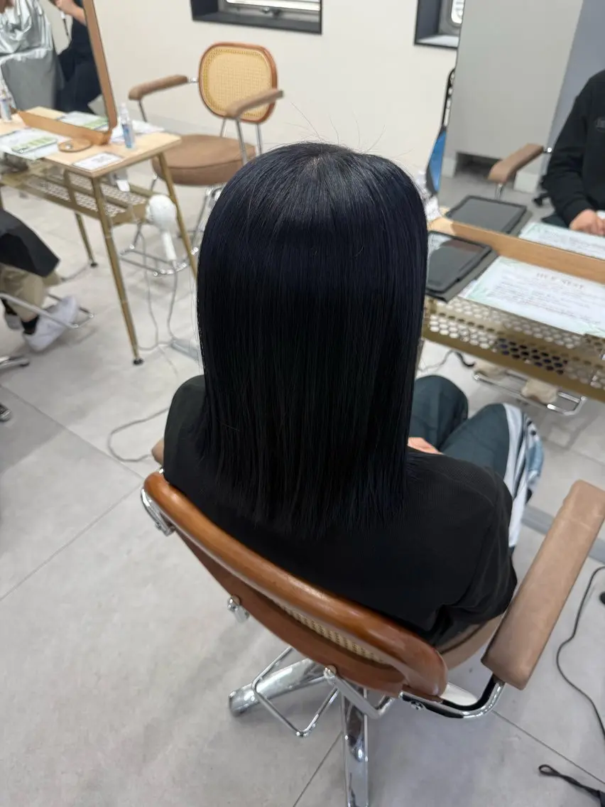 ミディアム カラー 黒髪 ブルーカラー ブルーブラック 透明感カラー オレンジ カット ヘアカラー トリートメント 古藤 朔のヘアスタイル