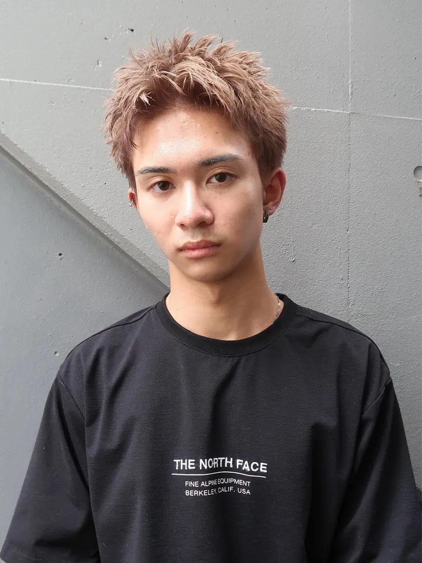 ショート カラー メンズ 切りっぱなしボブ メンズブリーチ メンズハイライト メンズハイトーン メンズインナーカラー HARUKI🏔️/ メンズ/透けブラウンのヘアスタイル