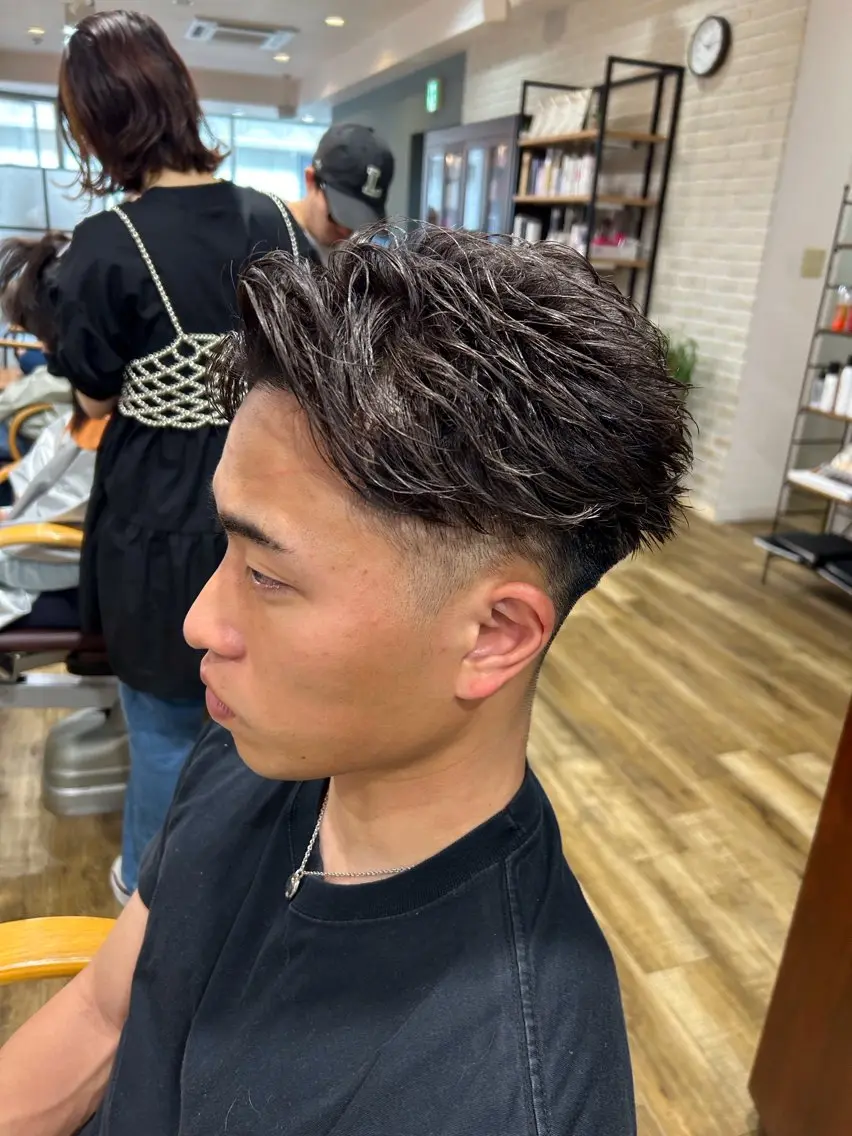 ショート パーマ メンズ フェードカット フェザーパーマ メンズパーマ ショートヘア カット パーマ 鶴田 将清のヘアスタイル