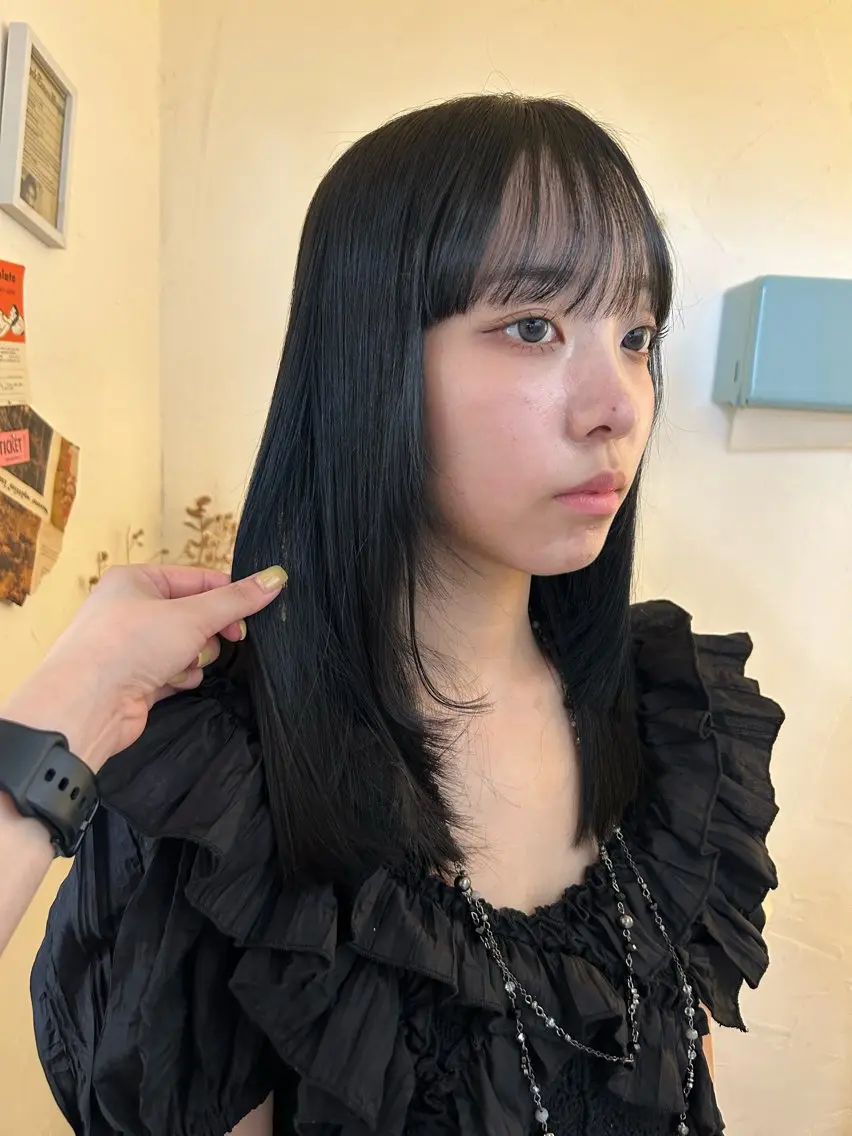ミディアム カラー 黒髪 ブルーカラー ブルーブラック ヘアカラー maho/垢抜け パーマカラーのヘアスタイル