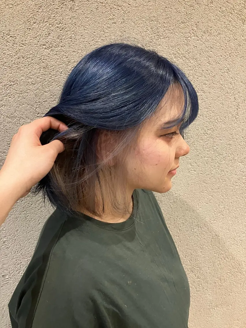 ショート カラー ブリーチ ブルーカラー ダブルカラー シルバー 山田 莉帆のヘアスタイル