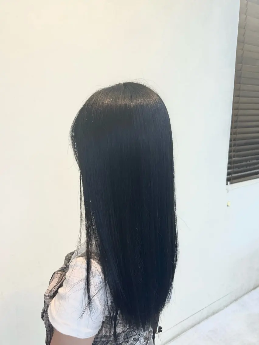 カラー 黒髪 ブルーカラー ブルーブラック Chisato /Regolithのヘアスタイル