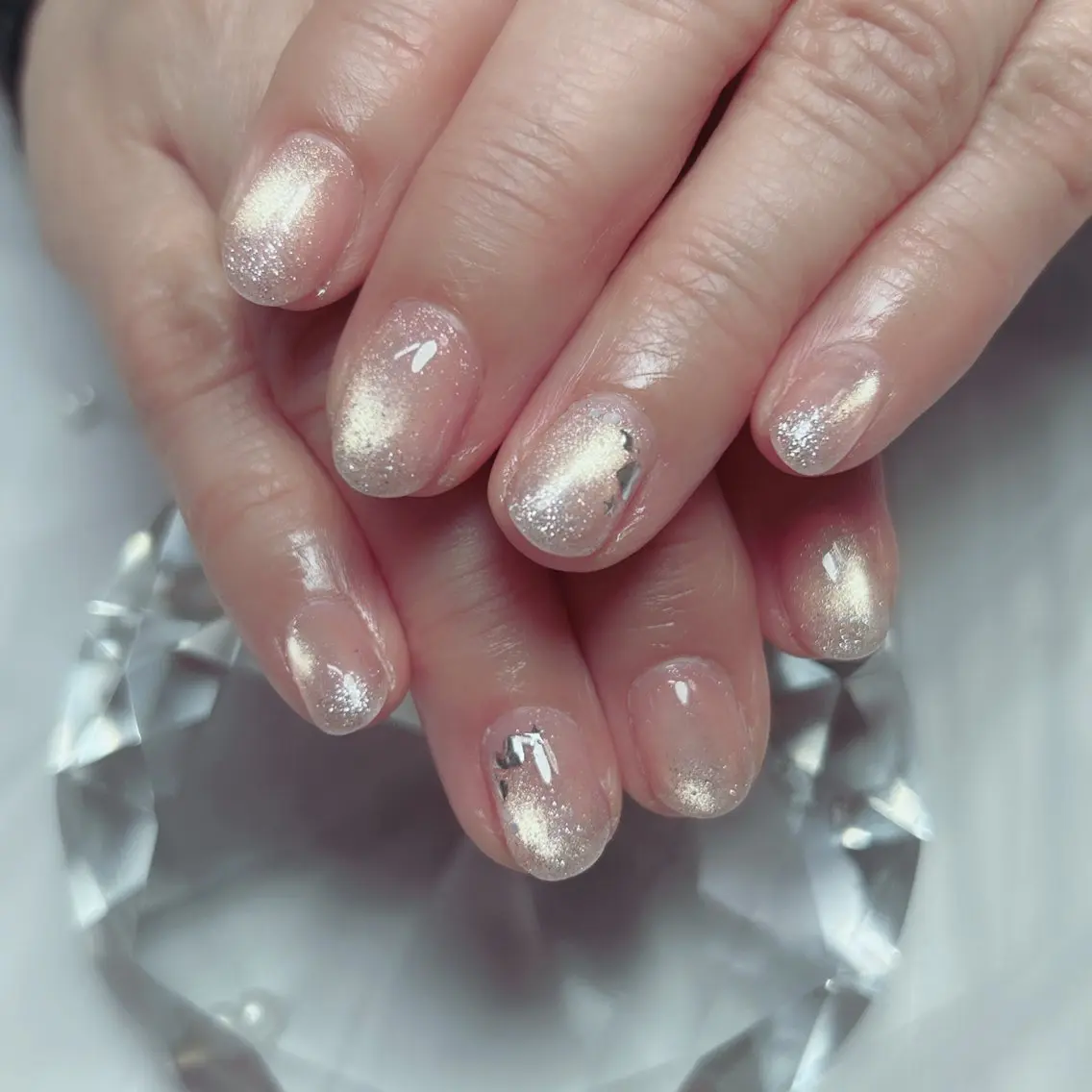 ネイル オーロラネイル フラワーネイル フレンチネイル キラキラネイル ラメ(グリッター) ハンドネイル Cute Tips nailのネイルデザイン