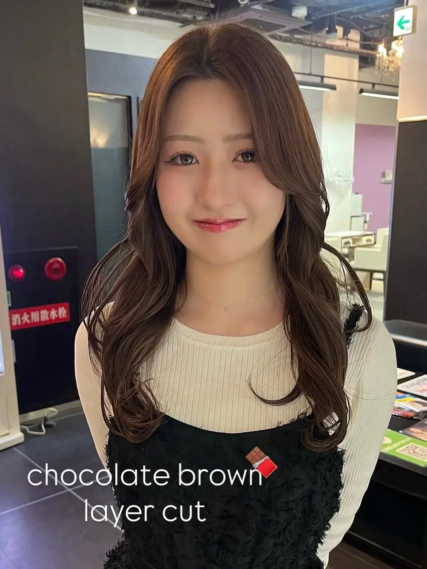 セミロング カラー ブラウンカラー チョコレートブラウン レイヤーカット カット ヘアカラー trico心斎橋 ナツミのヘアスタイル
