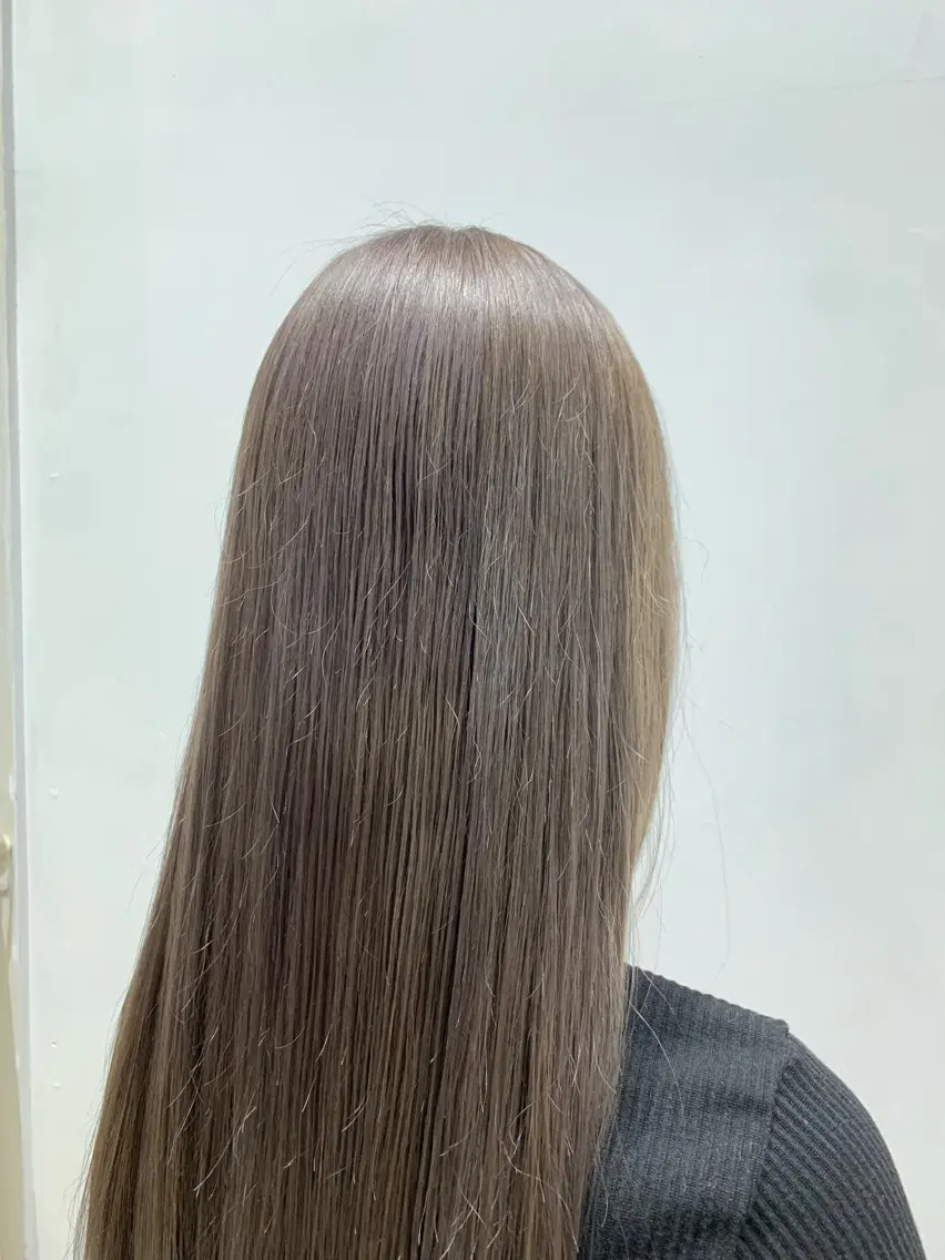 ロング カラー ブリーチ グレージュ ミルクティーグレージュ 福吉 雛乃のヘアスタイル