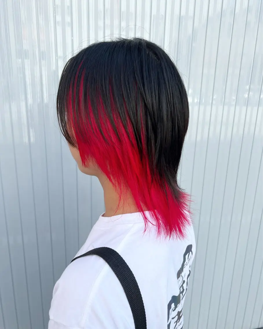 ミディアム カラー メンズ メンズインナーカラー メンズウルフカット インナーカラー レッドカラー ウルフカット ヘアカラー まさき✂︎ /ブリーチカラーのヘアスタイル