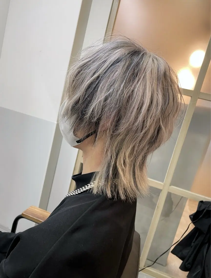 ミディアム カラー メンズ メンズハイトーン ベージュカラー デザインカラー ハイトーンカラー ホワイトベージュ カット ヘアカラー ☁️ケアブリーチ￤ ウルフ￤Shioriのヘアスタイル