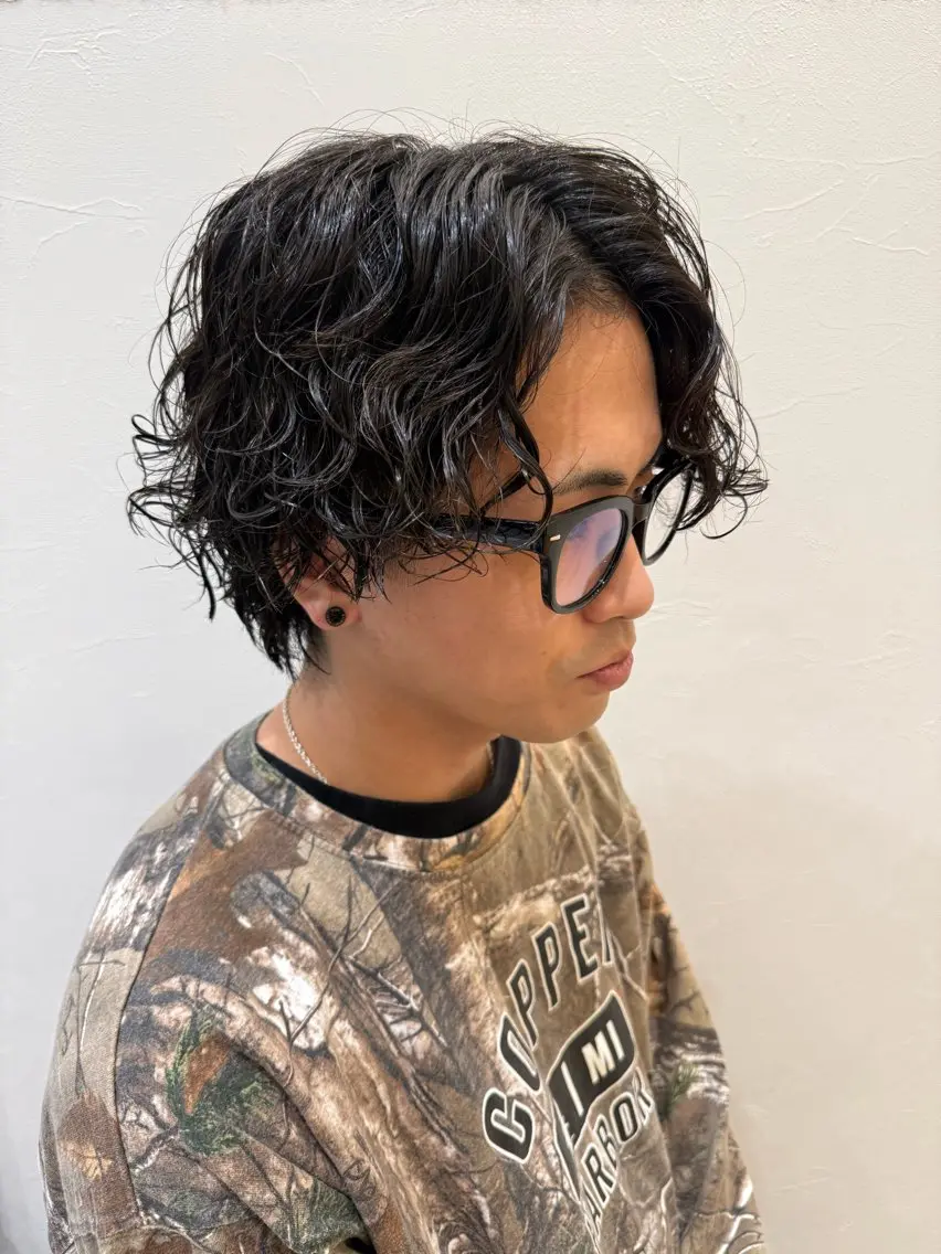 ミディアム パーマ メンズ ミディアムパーマ メンズパーマ ツイストスパイラルパーマ 波巻きパーマ スパイラルパーマ 山田 翔真のヘアスタイル