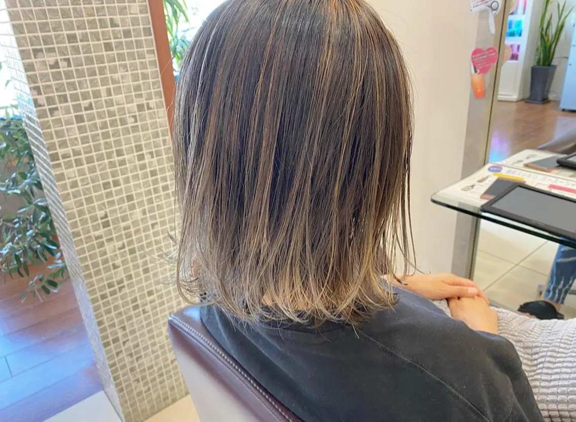 ミディアム カラー アッシュ バレイヤージュ ベージュカラー レイヤーカット カット ヘアカラー トリートメント 鈴木 翔梧のヘアスタイル