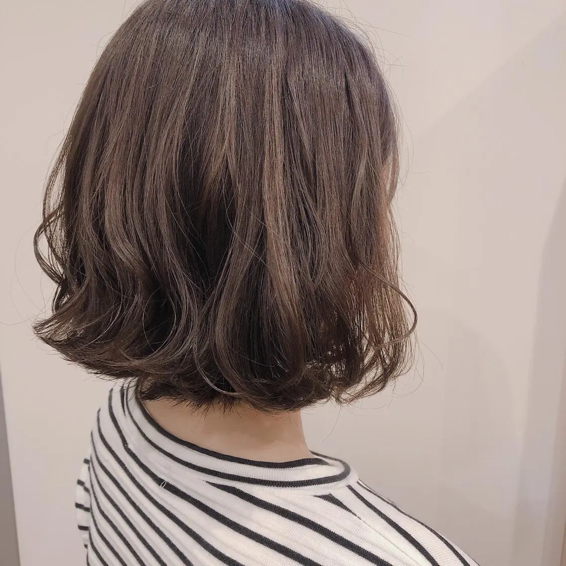 ショート カラー アッシュ ラベンダーカラー ラベンダーアッシュ ボブ 外ハネヘア アクイールグラッセ 滝村のヘアスタイル