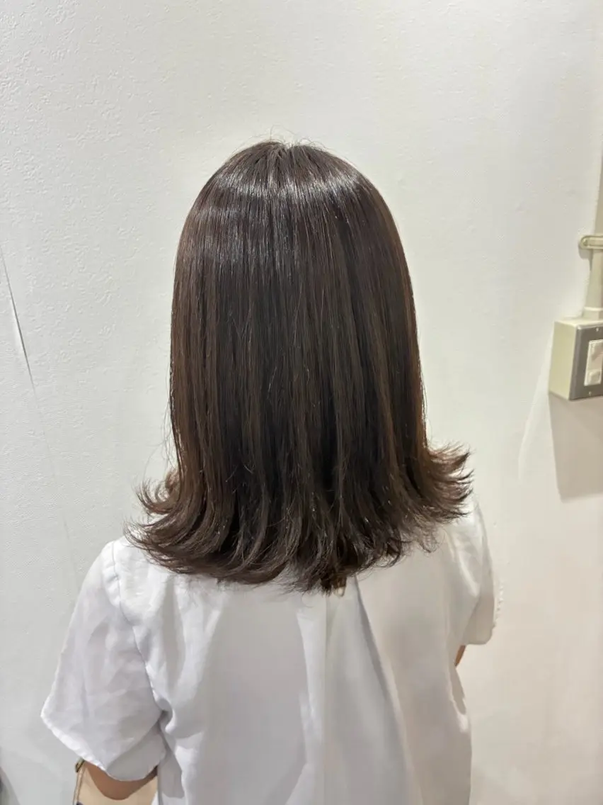 ミディアム カラー アッシュ ブラウンカラー 外ハネヘア カット ヘアカラー 上田 瑚乃葉のヘアスタイル