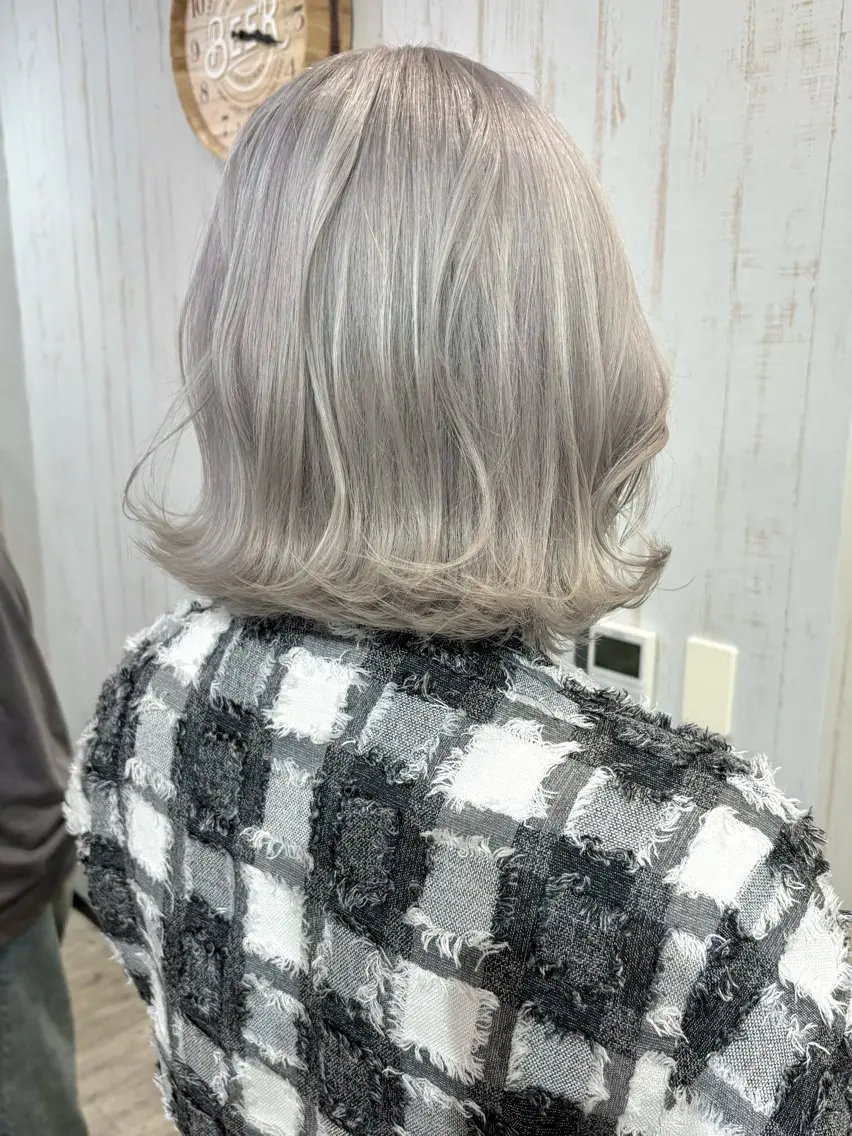 ミディアム カラー ブリーチ シルバー ホワイトシルバー 桑原 由理のヘアスタイル