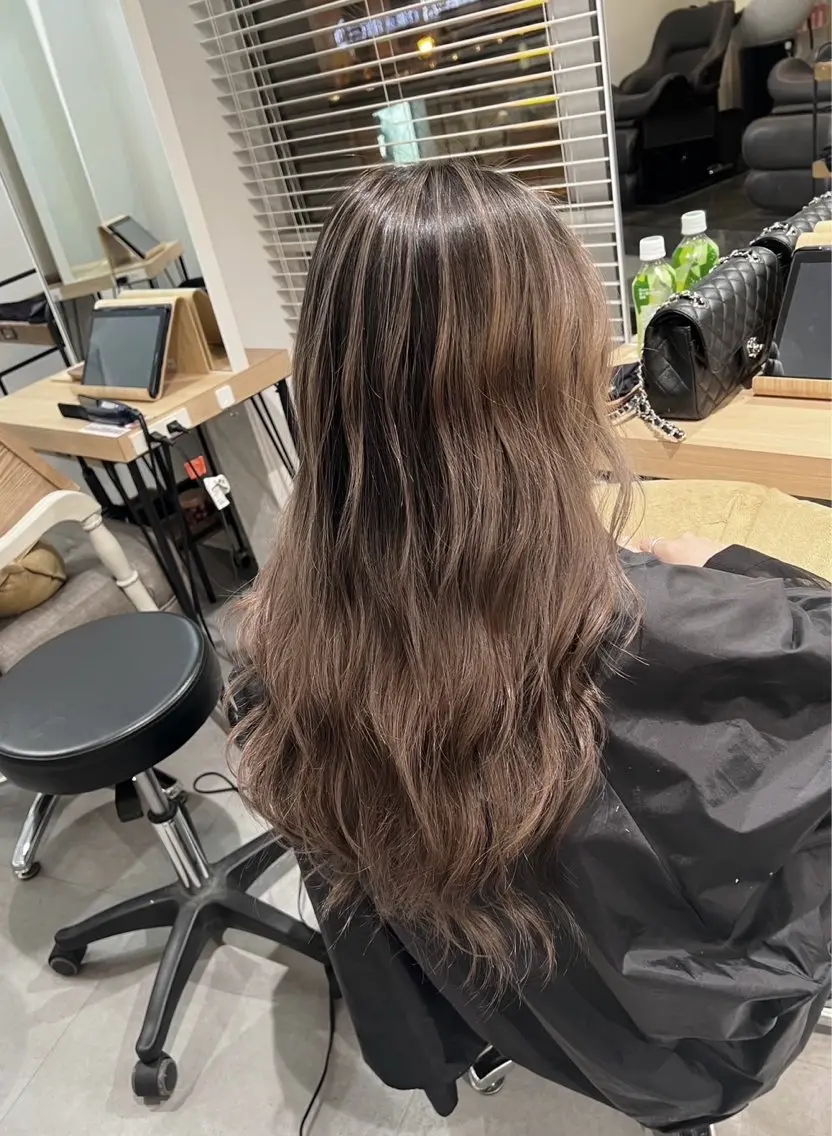 ロング カラー バレイヤージュ グレージュ ミルクティーグレージュ レイヤーカット 指名数No.1 /NAOYAのヘアスタイル
