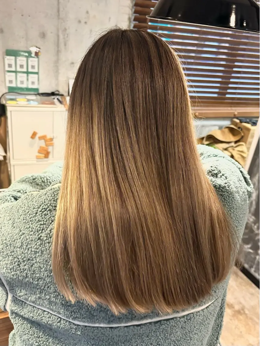 ミディアム カラー ベージュカラー ブリーチ 透明感カラー デザインカラー SAYA 🌱のヘアスタイル