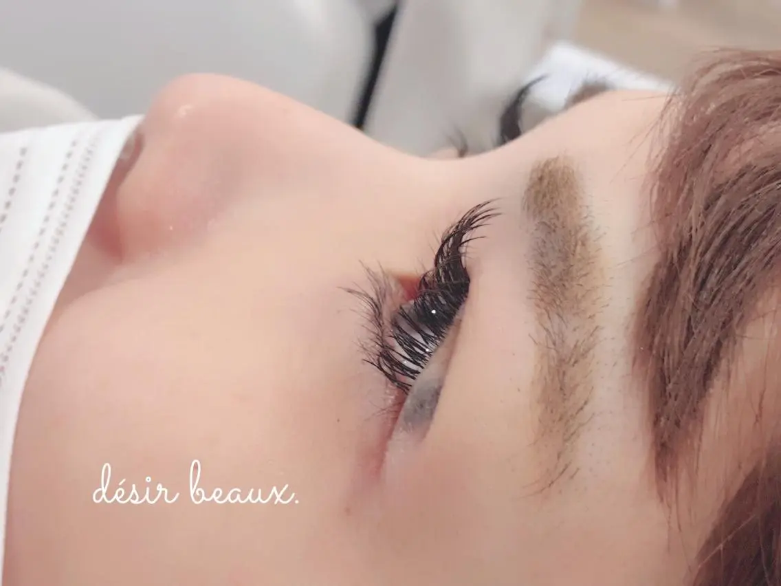マツエク・マツパ Cカール désirbeaux 瀬崎の眉毛・アイブロウイメージ