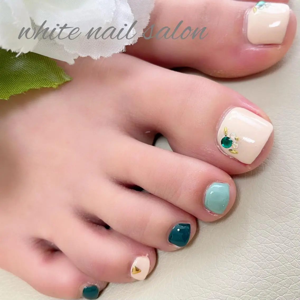 ネイル フットネイル ジェルネイル ハードジェル ラメ(グリッター) 持ち込み フットネイル white nail salonのネイルデザイン