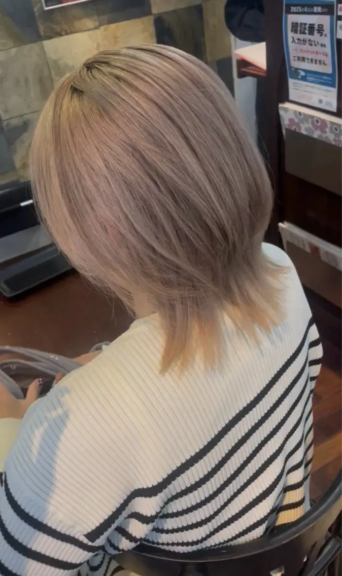 ミディアム カラー ベージュカラー ホワイトベージュ ウルフカット 福見 美保のヘアスタイル