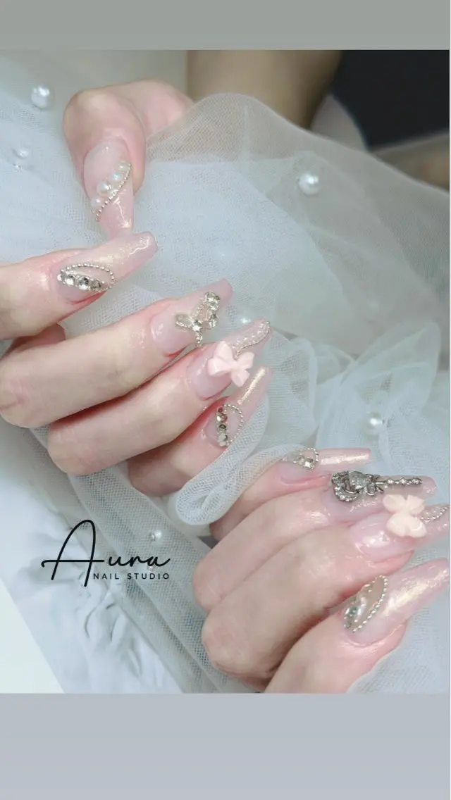 ネイル フラワーネイル ガーリー キラキラネイル 韓国ネイル ロングネイル ハンドネイル Aura Nail Studioのネイルデザイン