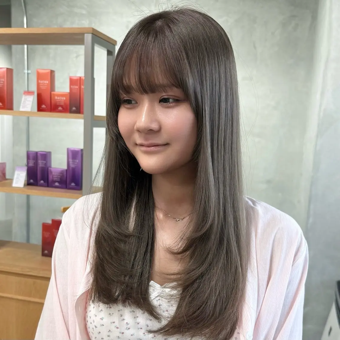 ロング カラー アッシュ ベージュカラー レイヤーカット カット ヘアカラー トリートメント 湯浅 慈園のヘアスタイル