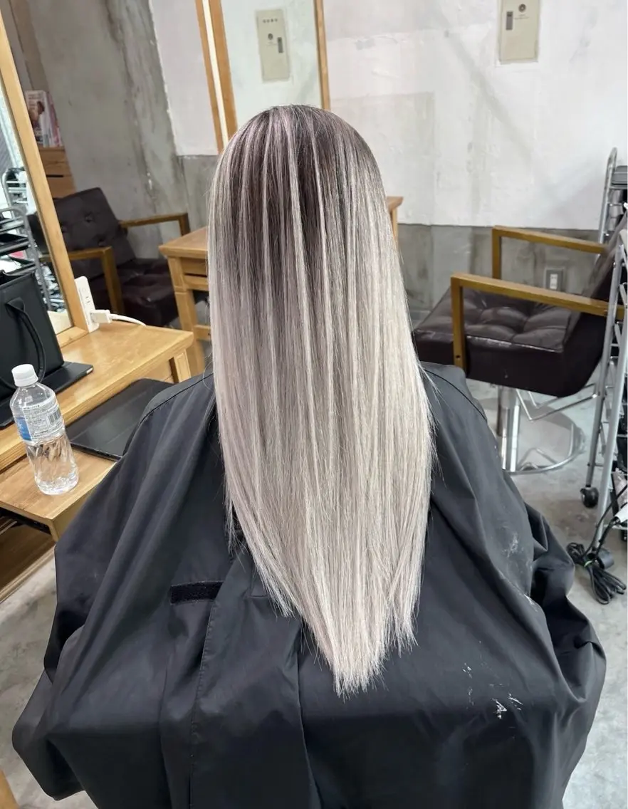 ロング カラー バレイヤージュ シルバー ホワイトシルバー レイヤーカット ヘアカラー トリートメント 指名数No.1 /NAOYAのヘアスタイル