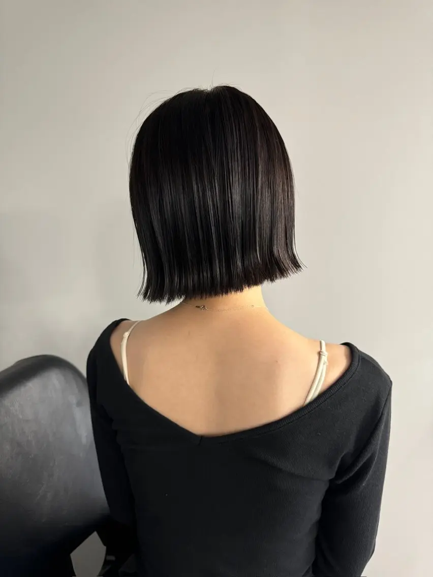 ショート カラー 切りっぱなしボブ レイヤー/縮毛矯正のヘアスタイル