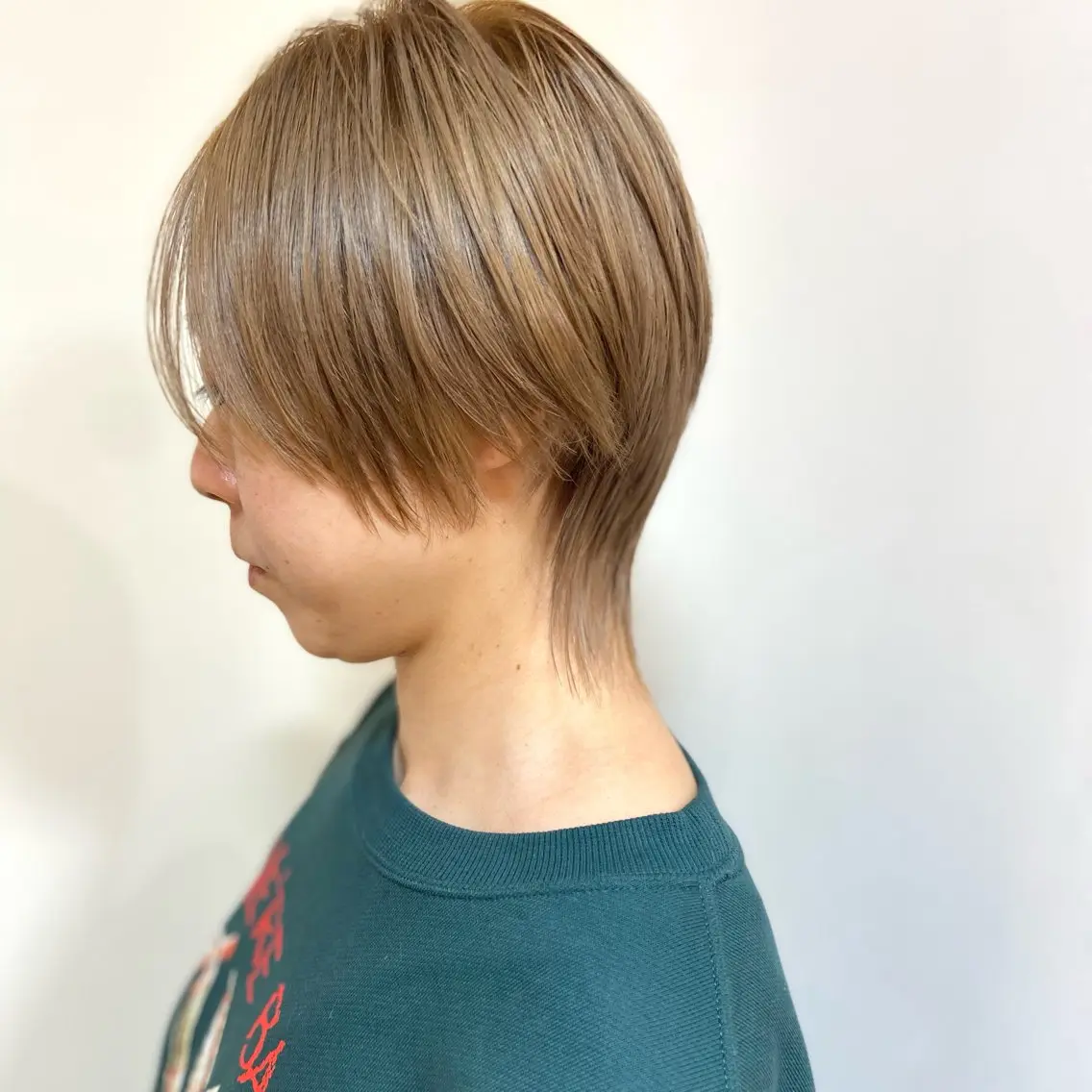 ショート カラー ベージュカラー ブリーチ ショートヘア ウルフカット 沖山 雄一のヘアスタイル
