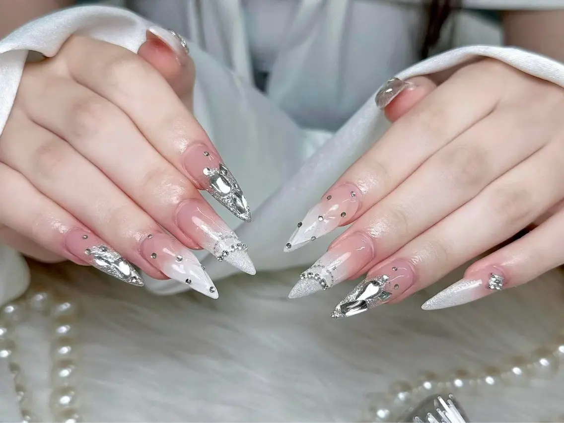 ネイル キラキラネイル 韓国ネイル ロングネイル マグネットネイル 持ち込み ハンドネイル ハンドケア Nova Nail Nambaのネイルデザイン