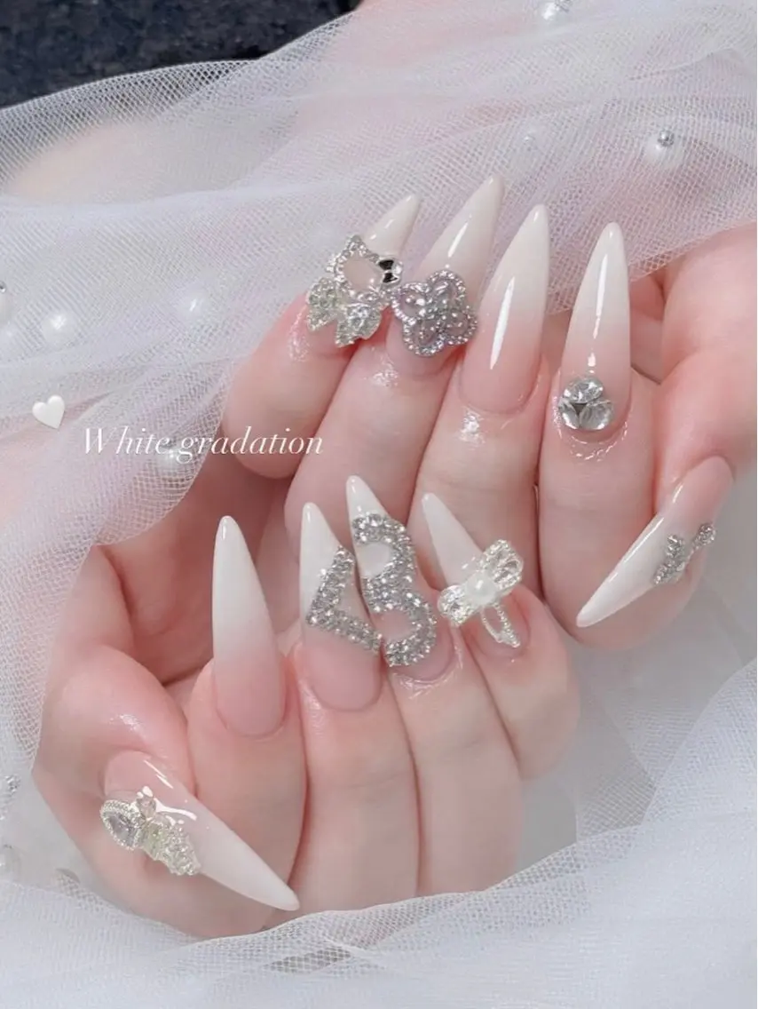 ネイル キラキラネイル 韓国ネイル ロングネイル ワンホンネイル ハンドネイル Josie nail salonのネイルデザイン