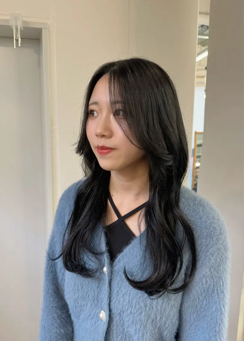 ロング ヘアカラー 顔まわりレイヤー 透明感カラー🩵🩵のヘアスタイル
