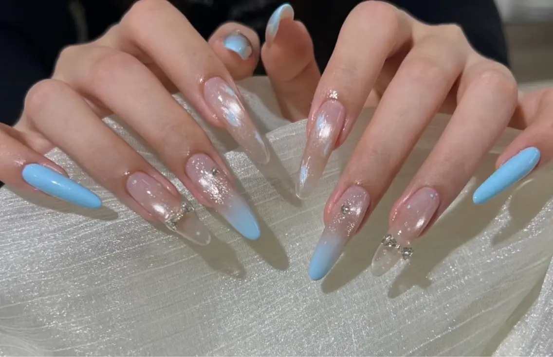 ネイル ブルー クリアネイル 長さ出し グラデーション キラキラネイル Yoxie ミキのネイルデザイン