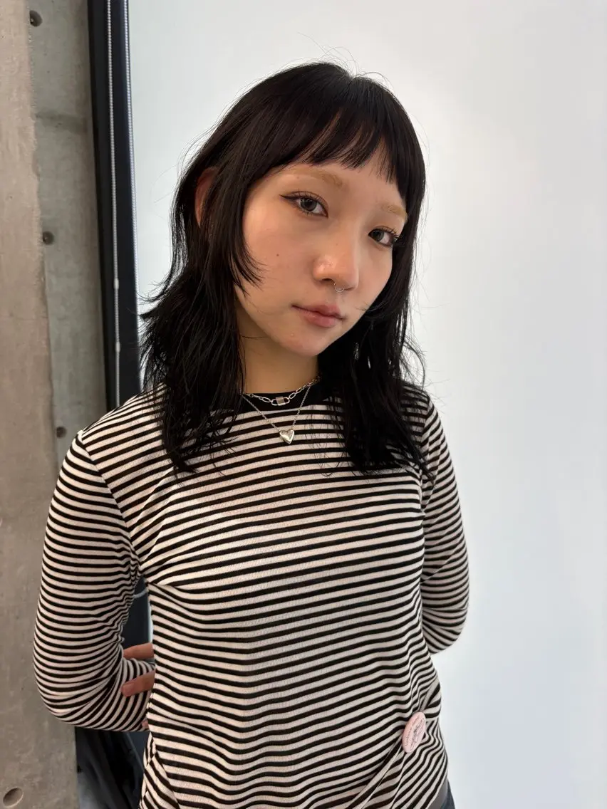ミディアム フジイ トワ/ レイヤーカットのヘアスタイル
