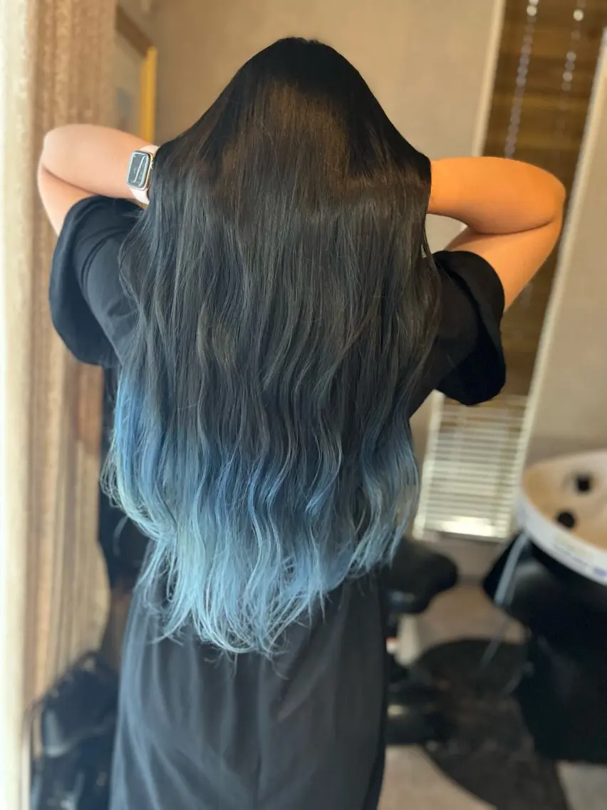 カラー ブリーチ ブルーカラー グラデーションカラー soins de MaLilyのヘアスタイル