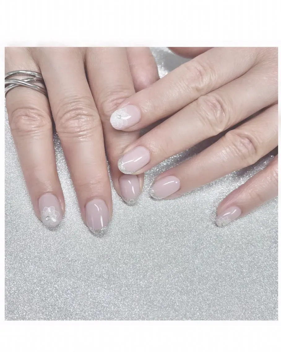 ネイル フレンチネイル ワンカラーネイル ストーンネイル BEE NAILのネイルデザイン