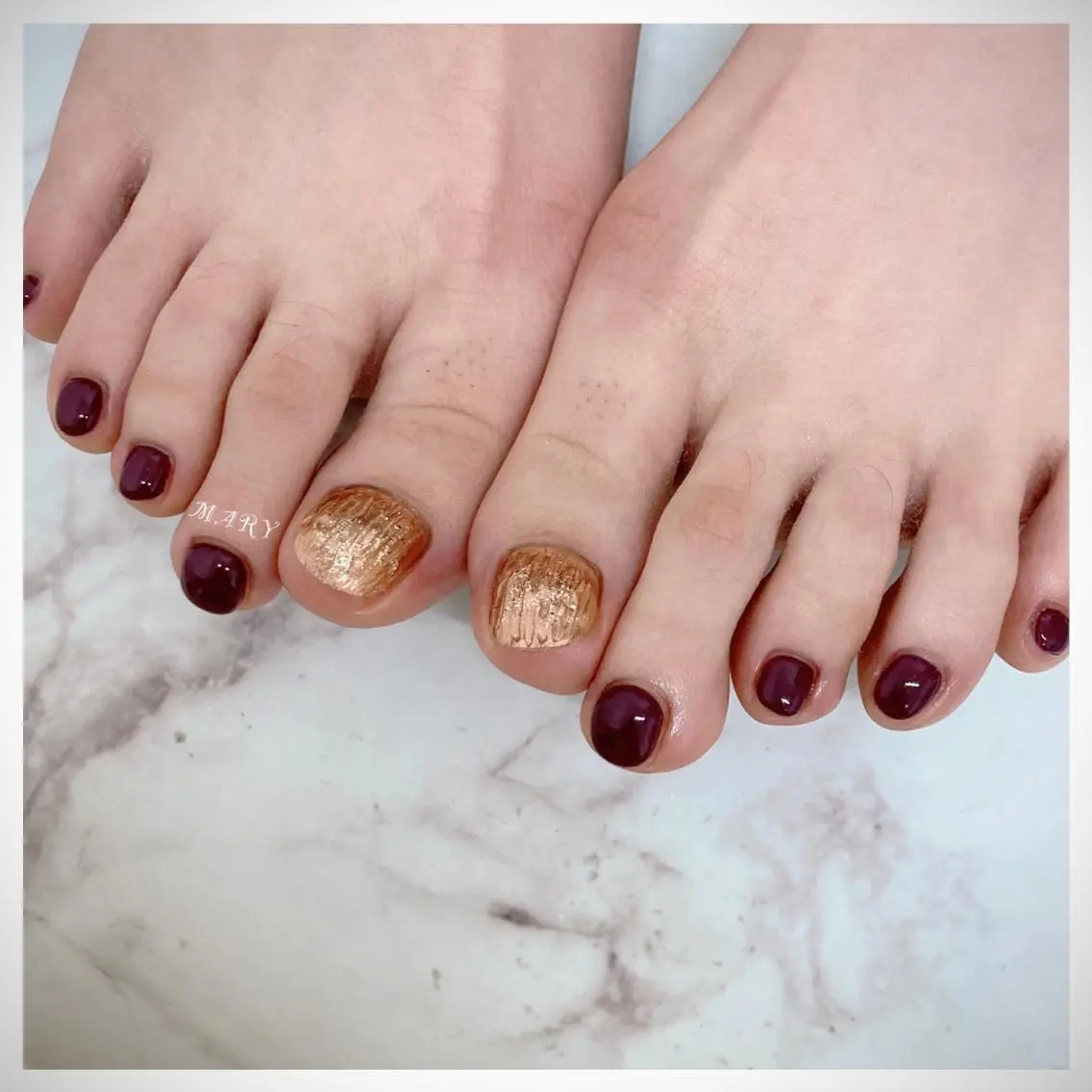 ネイル アートネイル フットネイル ゴールド ミラーネイル ニュアンスネイル フットネイル Mary nail .narumiのネイルデザイン