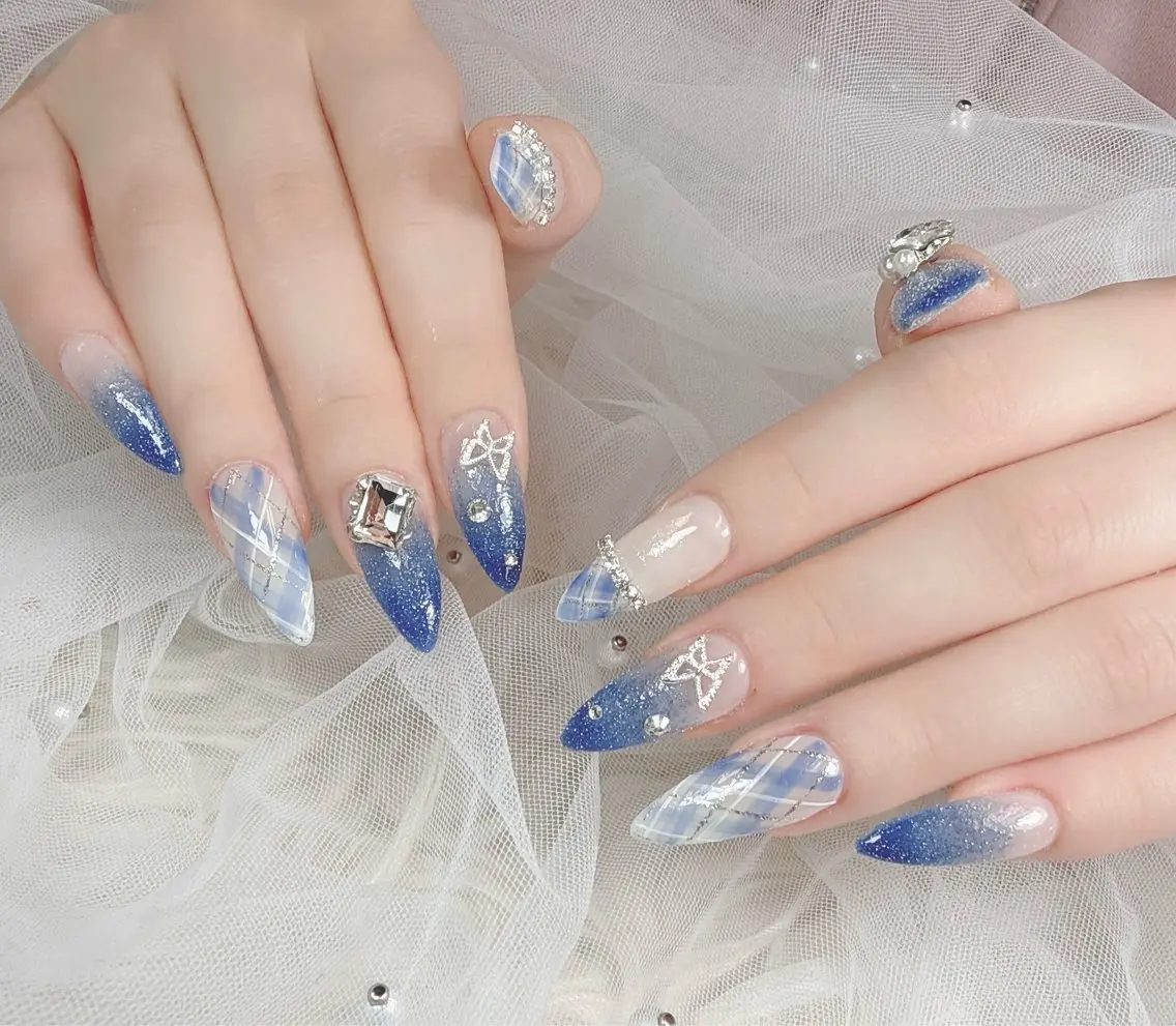 ネイル アートネイル オーロラネイル ボルドー チークネイル フレンチネイル ハンドネイル Sakura Nail Salonのネイルデザイン