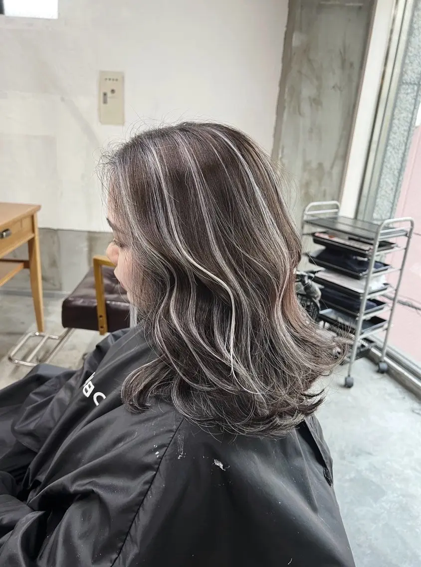 ミディアム カラー ダークグレー ダークグレージュ グレージュ ハイライトカラー ハイライト カット ヘアカラー トリートメント 指名数No.1 /NAOYAのヘアスタイル