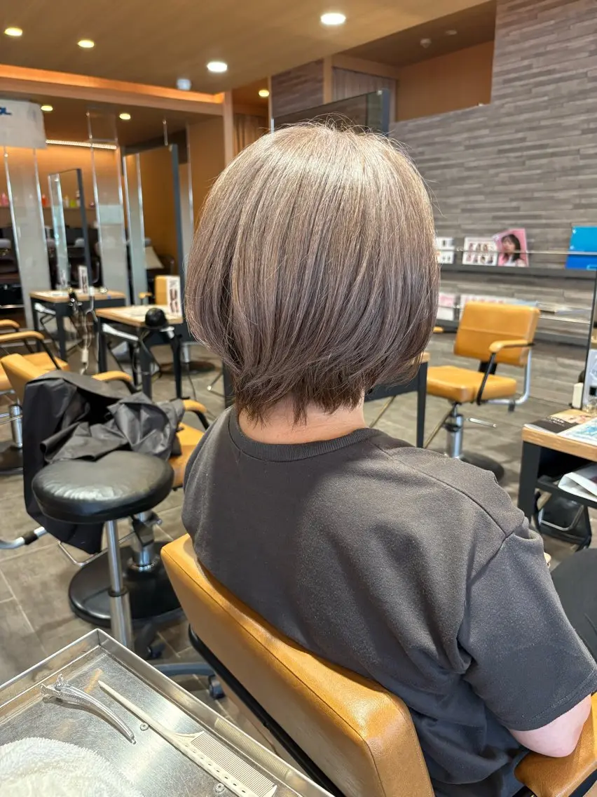 脱白髪染め白髪ぼかしカラー+カット(ブリーチ込み)の写真