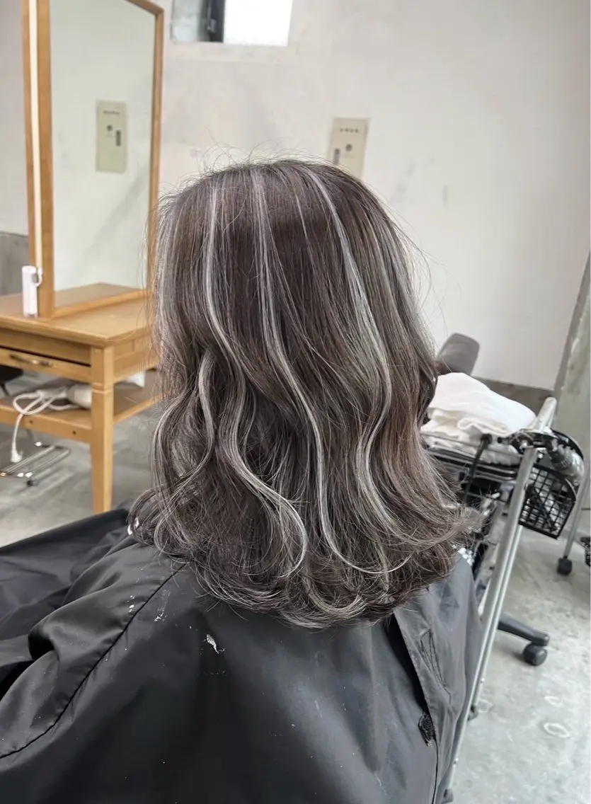 ミディアム カラー ダークグレー ダークグレージュ グレージュ ハイライトカラー ハイライト カット ヘアカラー トリートメント 指名数No.1 /NAOYAのヘアスタイル