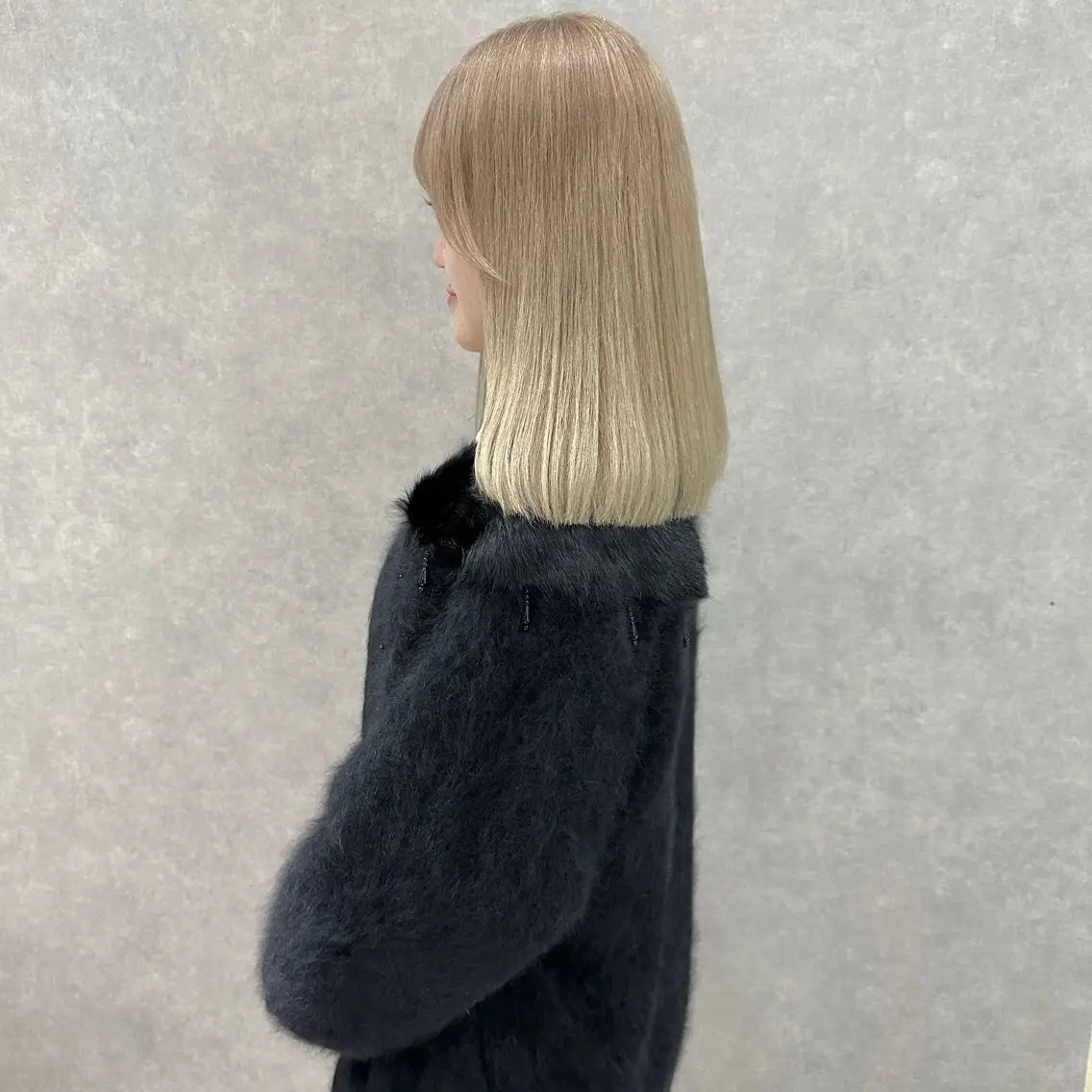 セミロング カラー ベージュカラー ブリーチ ケアブリーチ ホワイトベージュ 縮毛矯正 はちすか るかのヘアスタイル