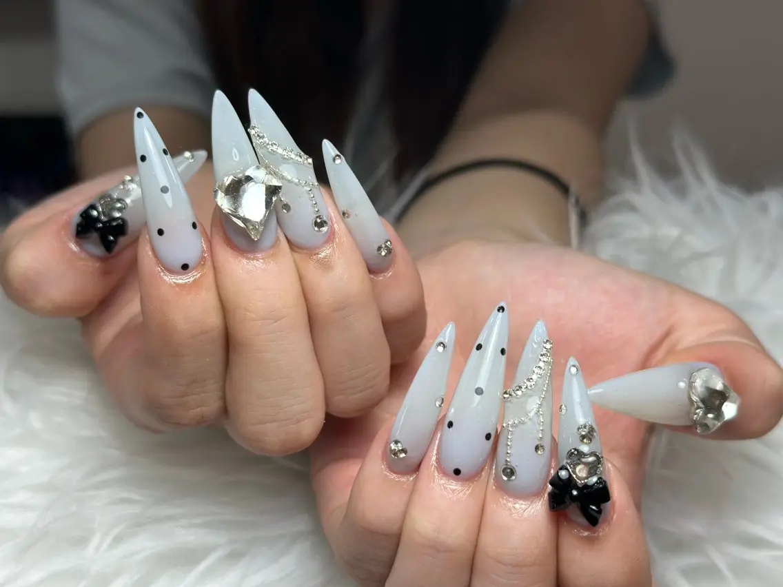 ネイル チークネイル ドット フレンチネイル グラデーション 韓国ネイル ハンドネイル Lisa Nail Salonのネイルデザイン