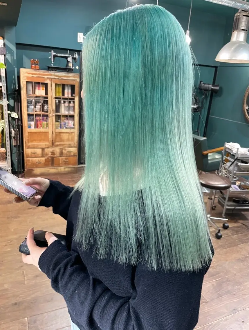 セミロング カラー ブリーチ ブロンド ミント vivre libreのヘアスタイル