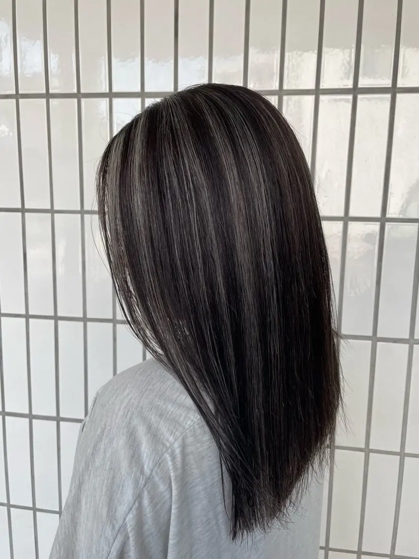 ミディアム カラー ハイライトカラー シルバー ハイライト カット ヘアカラー トリートメント 透明感/ハイライト 🌺MOMOKAのヘアスタイル