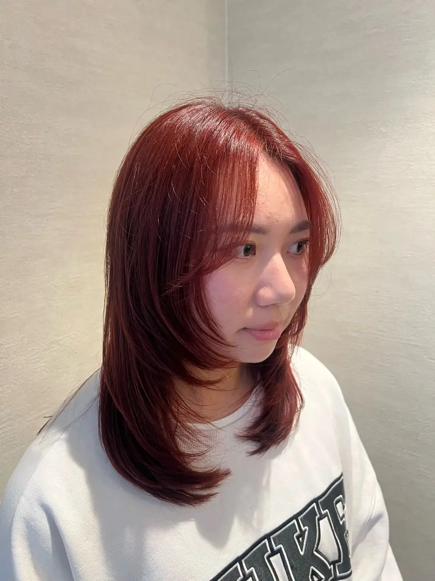 セミロング カラー オレンジ オレンジレッド レッドカラー ウルフカット 栗原 波輝のヘアスタイル