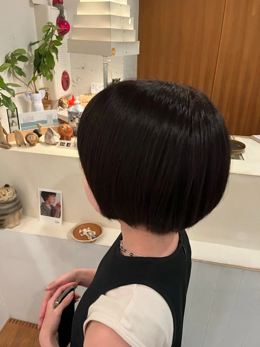 ショート ヘアカラー 栗林 惟のヘアスタイル