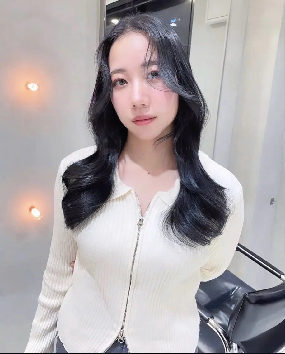 カラー 黒髪 ブルーカラー ブルーブラック ヘアカラー ⠀ towaのヘアスタイル