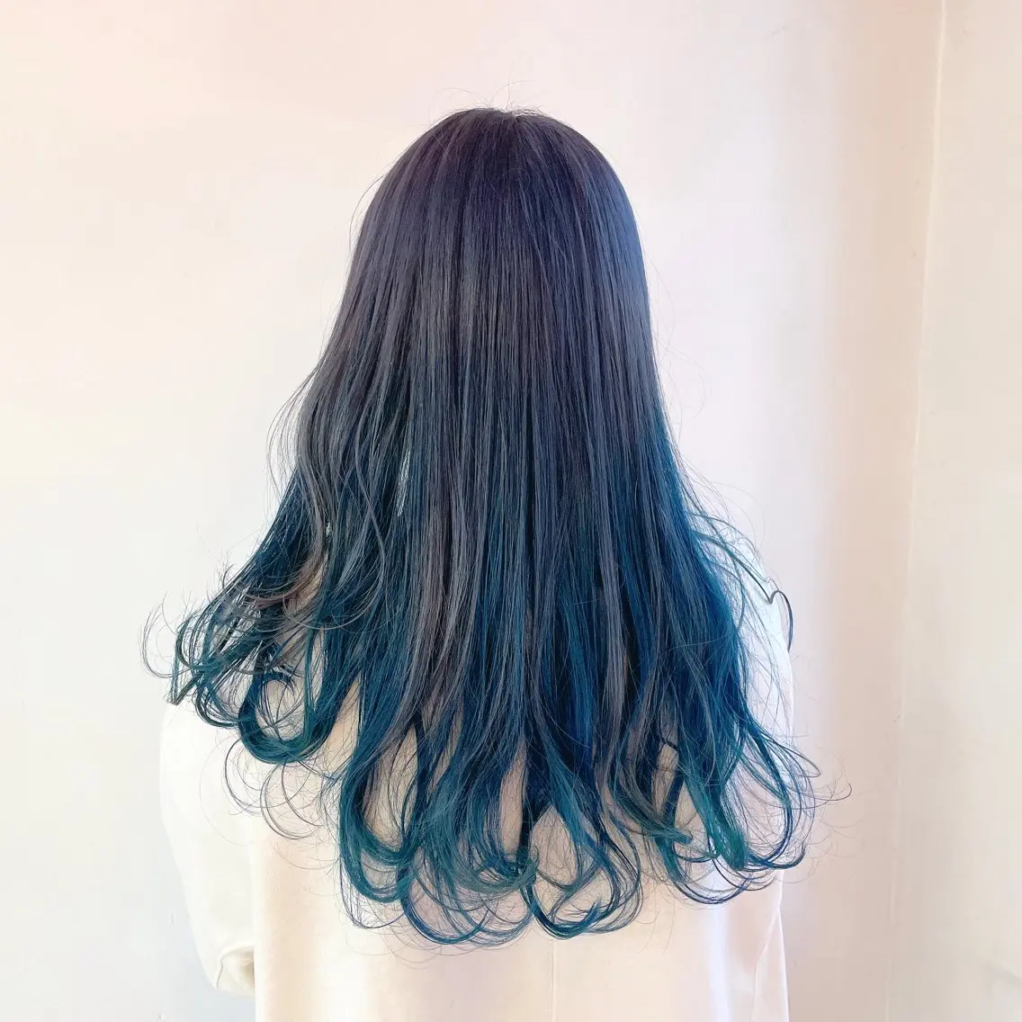 ロング カラー バレイヤージュ ブリーチ ブルーカラー ケアブリーチ ダークグレー ヘアカラー トリートメント ブリーチの神 KYONのその他イメージ